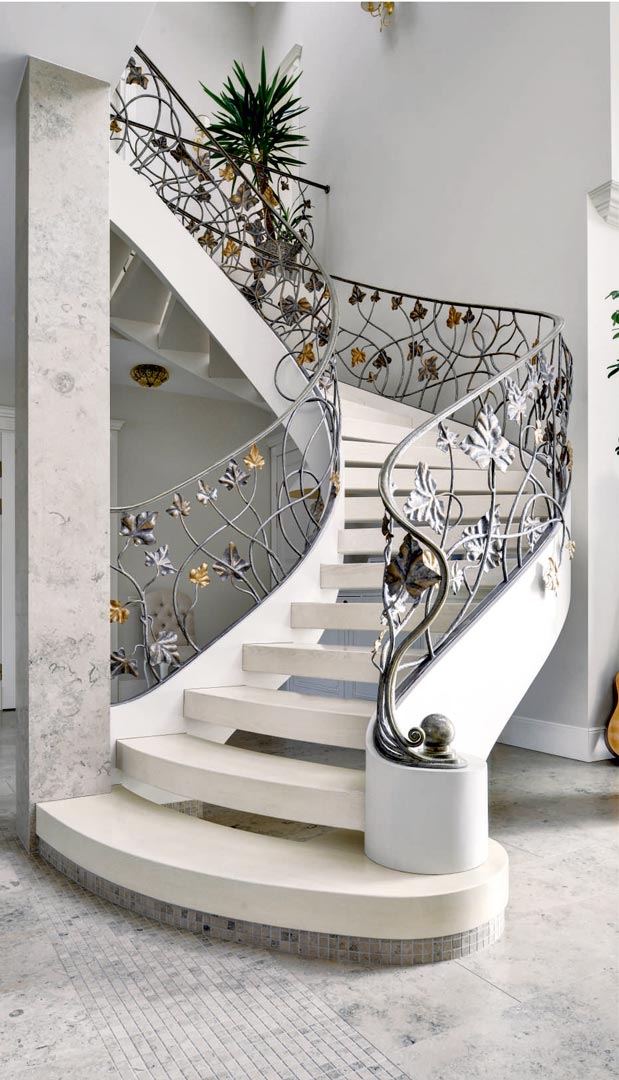 Metalo konstrukcijos laiptai, dažyti kaldinto plieno turėklai, metalinis dažytas porankis.